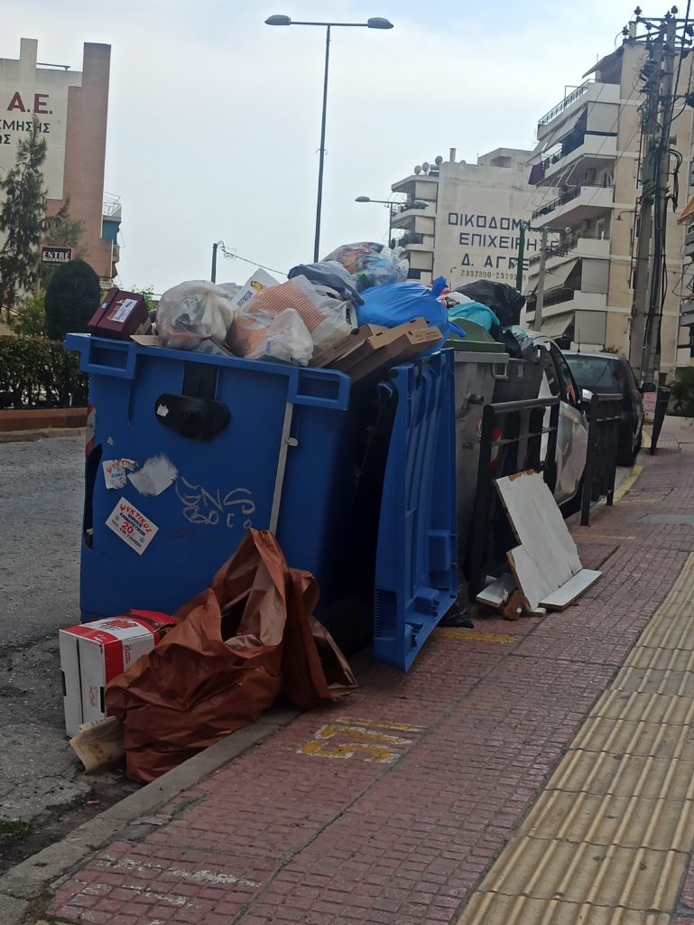 Κατακλύζονται από σκουπίδια οι γειτονιές του Γαλατσίου